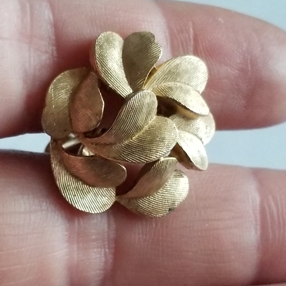 Vintage Crown Trifari single clip on earring gold tone leaf leaves - Picture 2 of 12